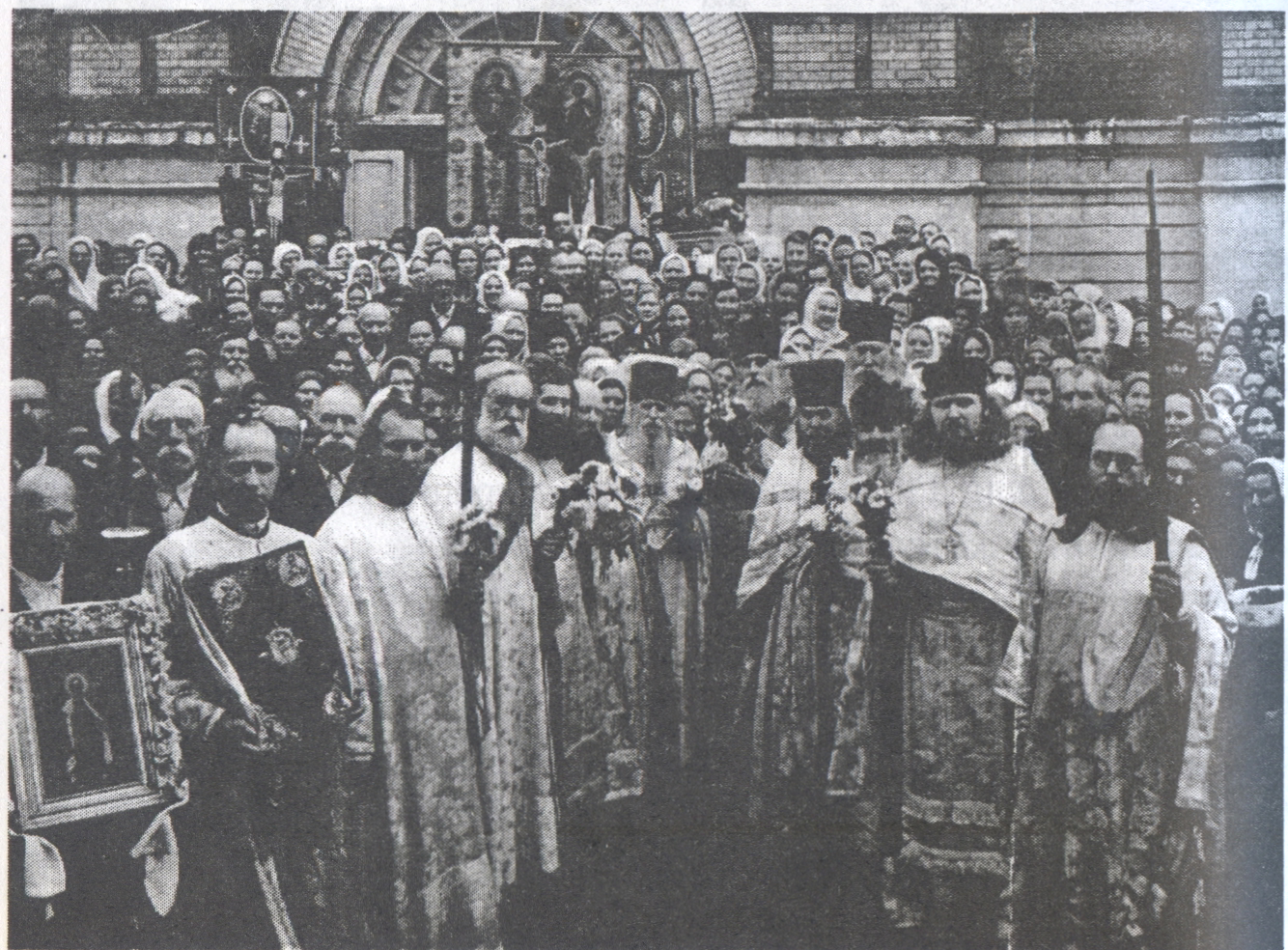 Престольный праздник в Александро-Невском соборе после войны. Третий справа — игумен Каллист