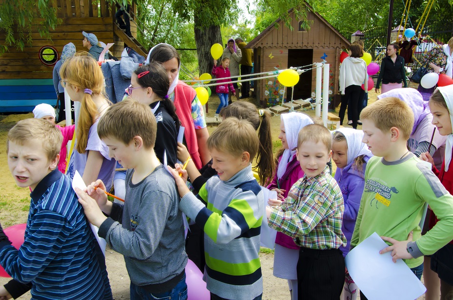 Дети на детской площадке учавствуют в конкурсах.